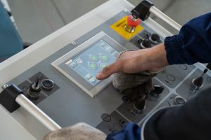 Оператор ABL управляет станком DURMA через сенсорный пульт ЧПУ