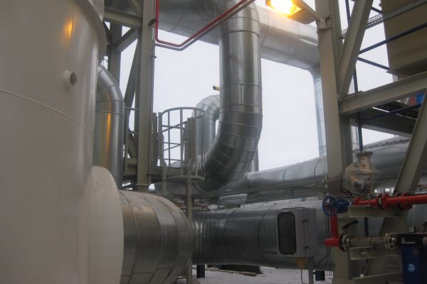 Колонны газоочистки и трубопроводы на кислородном производстве