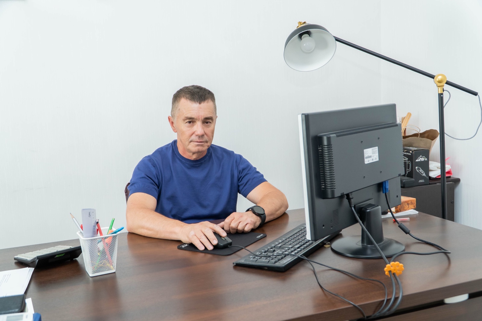Инженер ABL Engineering Group за рабочим местом проверяет расчёт