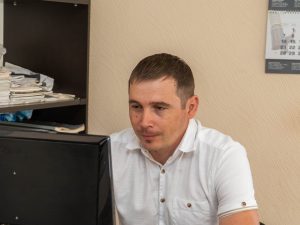 Инженер проектного отдела ABL за рабочим местом